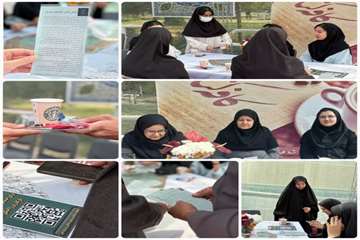 عکس زهرا رحمانی مسئول کتابخانه در حال توضیح دادن